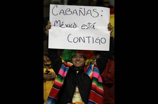 AP - Un mensaje para el delantero paraguayo Salvador Cabañas que se sigue recuperando en un hospital en Argentina.