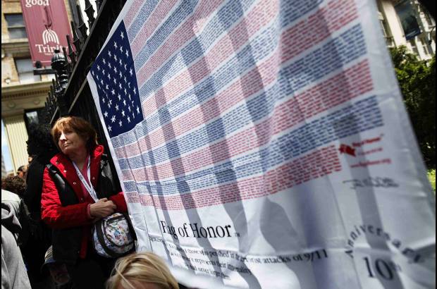 Reuters - Una grande bandera de Estados Unidos formada con los nombres de las víctimas estuvo presente durante los actos de homenaje.