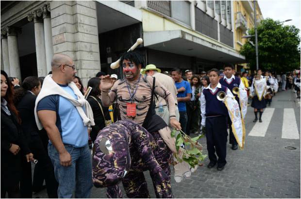 AFP - Con su cara pintada de colores, los payasos latinoamericanos participaron en una caminata por el Centro Hist&#243;rico de la capital.