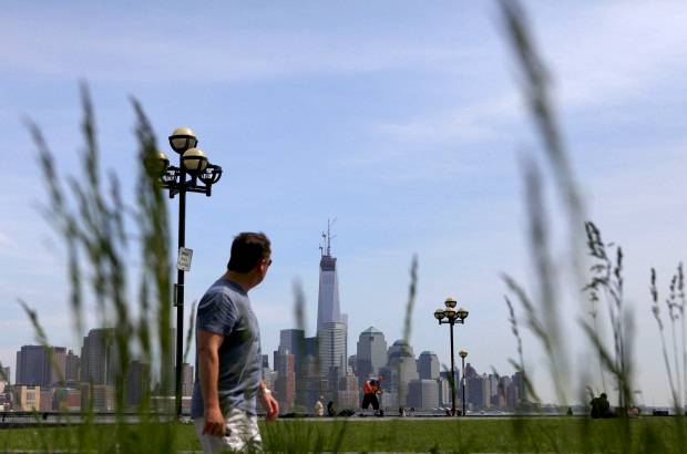 Reuters - Los operarios de la Autoridad Portuaria de Nueva York y Nueva Jersey instalaron la antena con forma de espiral que eleva la altura del imponente edificio hasta 1.776 pies (541 metros).