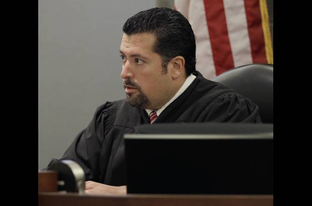 AP - El juez Joe Bonaventure discute el acuerdo con Paris Hilton y sus abogados, en el juzgado del Condado de Clark, en Las Vegas.
