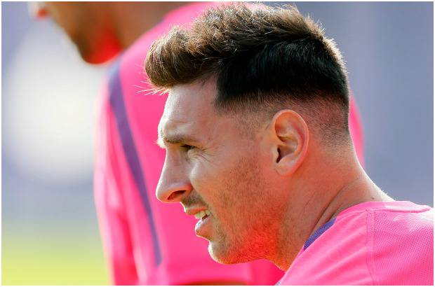 Reuters - El retorno de Lionel Messi a los entrenamientos del Barcelona, tras agotar sus vacaciones, despertó la curiosidad entre los seguidores del jugador en las redes sociales sobre todo por el nuevo look que luce el futbolista argentino.