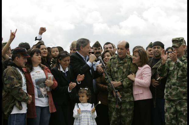 AP - Nuestros h&#233;roes llegaron con las cadenas de la tortura pero con el coraz&#243;n lleno de libertad, dijo el ministro de Defensa, Gabriel Silva.