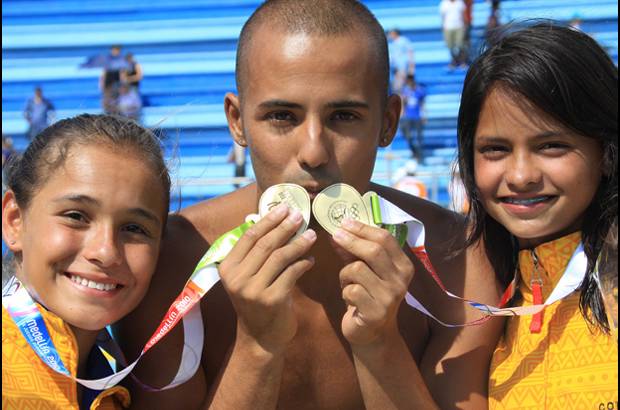 Robinson Sáenz - El saltador Víctor Ortega y las dos chicas doradas, Carolina Murillo y Sara Bedoya.