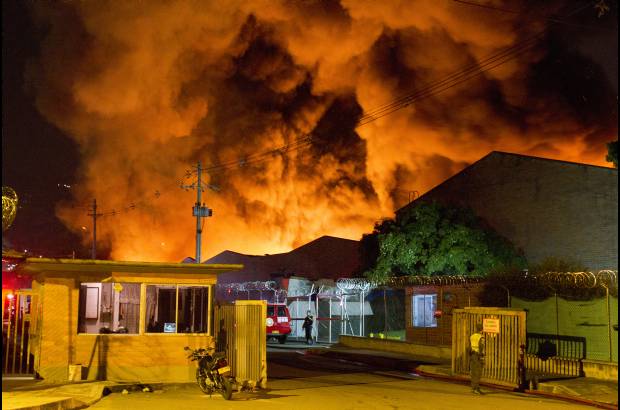 Edwin Bustamante - Adem&#225;s de las bodegas de AKT, los bomberos debieron trabajar en dos bodegas aleda&#241;as para que no se extendiera el incendio.