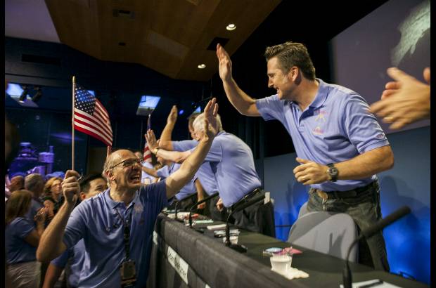 Foto AP - Una de las imágenes enviada por el robot mostraba una rueda del vehículo y su sombra sobre el terreno rocoso.