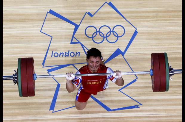 Reuters - El pesista colombiano Carlos Berna se ubicó en el octavo puesto en la categoría 56 kilos.