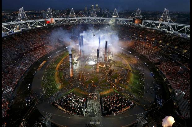 Reuters - El brit&#225;nico Sebastian Coe, presidente del Comit&#233; Organizador de los Juegos de Londres, dijo que la ceremonia de inauguraci&#243;n fue una bienvenida &quot;muy brit&#225;nica&quot; a los atletas de todo el mundo.