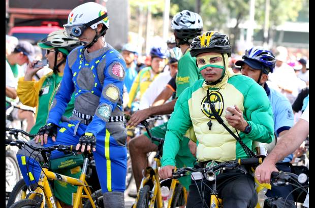 Juan Antonio Sánchez - Este domingo se realizó el Ciclopaseo por las calles de Medellín con motivo del Día de la Bicicleta. Pequeños y grandes disfrutaron del recorrido que reunió a la familia y los amigos. Todos compartieron el lema del evento: En bici somos más felices.