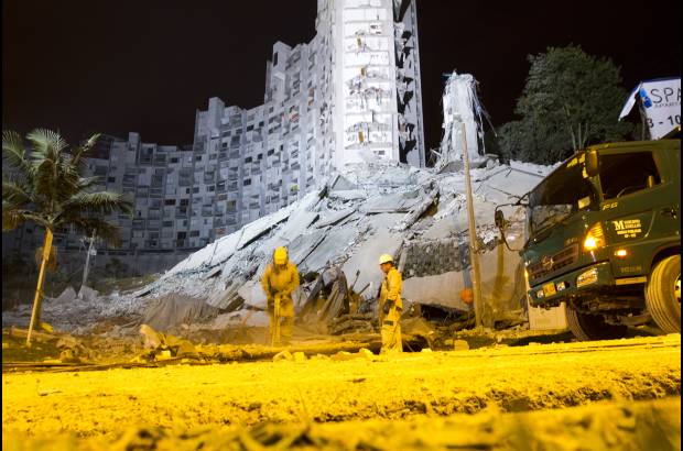 Esteban Vanegas - La torre seis del conjunto residencial Space se derrumb&#243; este s&#225;bado en la noche. El edificio de 22 pisos est&#225; ubicado en la carrera 24D con calle 10E, en la Loma del Padre Marianito.