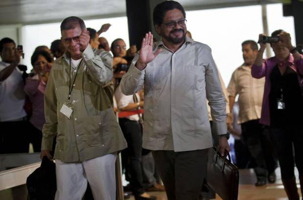 AP - Por parte de las Farc, Luciano Mar&#237;n Arango alias Iv&#225;n M&#225;rquez, lleg&#243; al Palacio de Convenciones de La Habana acompa&#241;ado de Roberto Granda Ricardo T&#233;llez, Jes&#250;s Emilio Carvajalino Andr&#233;s Par&#237;s, y Luis Alberto Alb&#225;n Marco Le&#243;n Calarc&#225;.