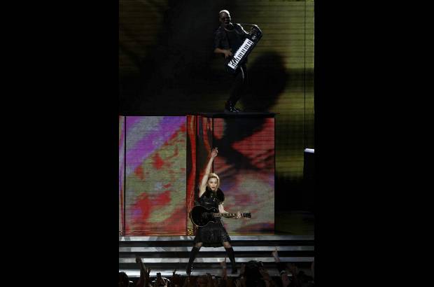 Reuters - La chica material cant&#243; sus grandes &#233;xitos ante una multitud estridente cerca de Tel Aviv.