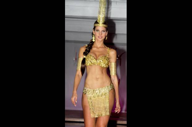Colprensa - El vestido artesanal, para la parada de naciones en Miss Universo, ser&#225; de India Catalina. Un dise&#241;o de Patricia Acosta de la joyer&#237;a Tikuna, elaborado con piezas precolombinas, todo en dorado.