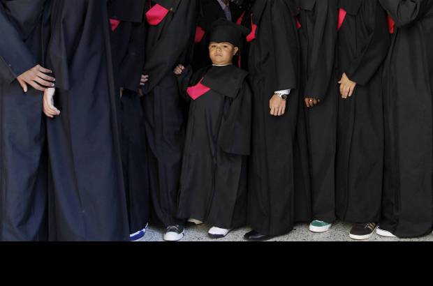 Foto Hernán Vanegas - Casi perdido en el bosque de piernas quedaba Brayan en la fila antes de ingresar al teatro.