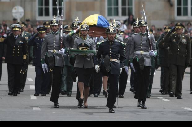 Reuters - Tan pronto el cortejo fúnebre hizo su ingreso a la Plaza de Bolívar se escuchó un fuerte aplauso de las personas que se reunieron allí como homenaje al uniformado.