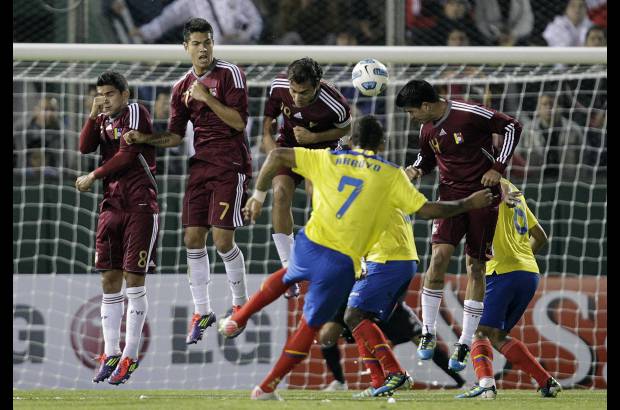 Reuters - Partido disputado en el estadio Padre Ernesto Martiarena de Salta ante 12.000 espectadores.