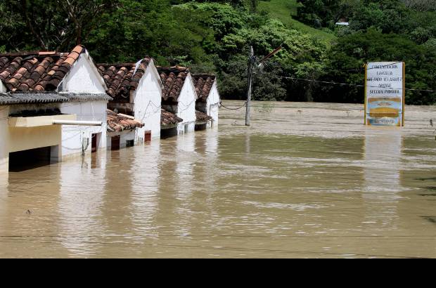 Donaldo Zuluaga - El agua supera los primeros pisos de las viviendas, lo que oblig&#243; a las evacuaciones.