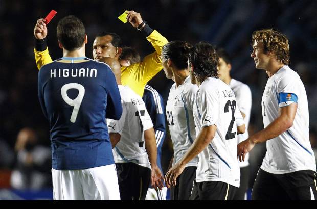 Reuters - Uruguay aguant&#243; con diez jugadores en el campo desde el minuto 39. Fue expulsado Diego P&#233;rez por doble amarilla.