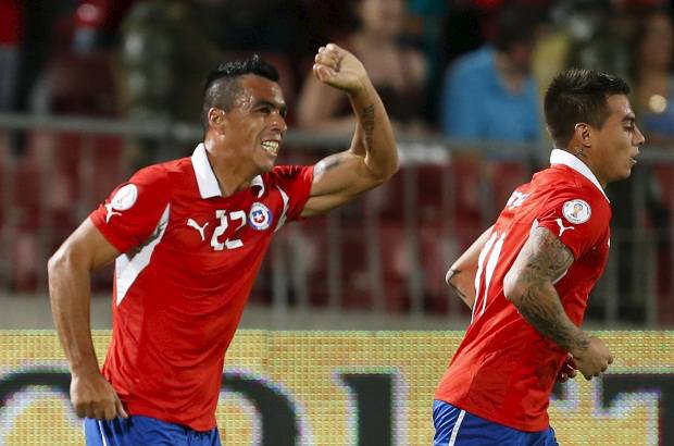 AP - Con un tempranero gol de Esteban Paredes y un tanto de Eduardo Vargas en la recta final, Chile venci&#243; a Uruguay y le arrebat&#243; el cuarto lugar de la tabla.