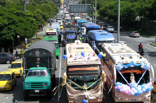 FOTO RÓBINSON SÁENZ - Como cada 16 de julio, Día de la Virgen del Carmen, conductores desfilaron con su patrona por varios puntos de Medellín. Decenas de vehículos, como buses, carros y motos, circularon entre las terminales del Sur y del Norte de la ciudad.
