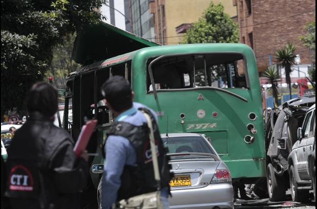 Foto Christian Castillo- Colprensa - Siete carros resultaron afectados por la onda explosiva, la misma que caus&#243; da&#241;os en las edificaciones del sector.