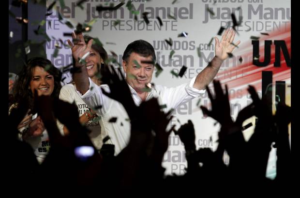 Colprensa - El candidato del Partido de la U, Juan Manuel Santos, convocó a una gran coalición de Gobierno de cara a la segunda vuelta, que lo enfrentará con el líder del Partido Verde, Antanas Mockus.