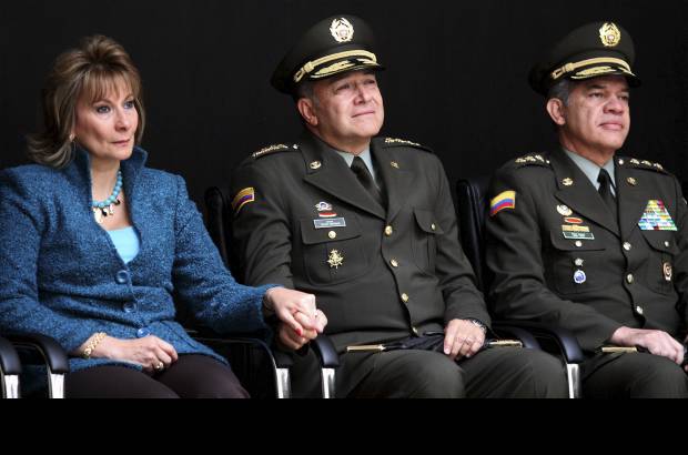 Foto Manuel Saldarriaga - Durante la despedida es evidente lo dif&#237;cil que es para el general Naranjo el decirle adi&#243;s a la Instituci&#243;n. Est&#225; acompa&#241;ado de su esposa y del general Le&#243;n Ria&#241;o.