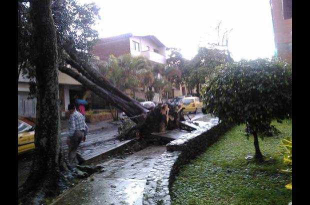 Cortes&#237;a @Elguss1606 - Otra imagen que evindencia el caos en la comuna 12 (La Am&#233;rica).