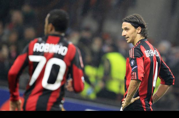 Reuters - El Mil&#225;n pudo igualar en tiempo de descuento, pero un espectacular gol de chilena de Ibrahimovic fue anulado por un presunto empuj&#243;n del atacante sueco.