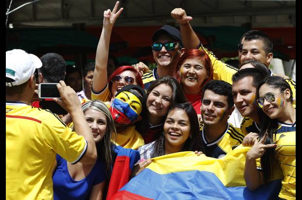 FOTOS JAIME P&#201;REZ - Como hormiguitas fueron llegando a los lugares c&#233;ntricos de la ciudad centenares de hinchas de Colombia...