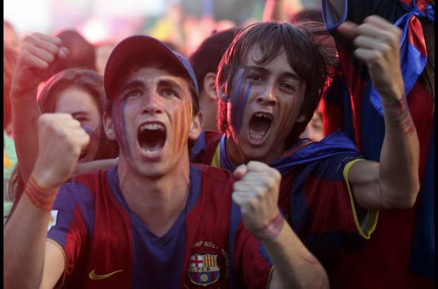 Reuters - En un gesto de toda la plantilla, Eric Abidal fue el encargado de levantar el trofeo al cielo de Londres. El francés, sorprendente titular en el encuentro ante la baja de Carles Puyol, se recuperó recientemente de una cirugía para extirparle un tumor en el hígado.