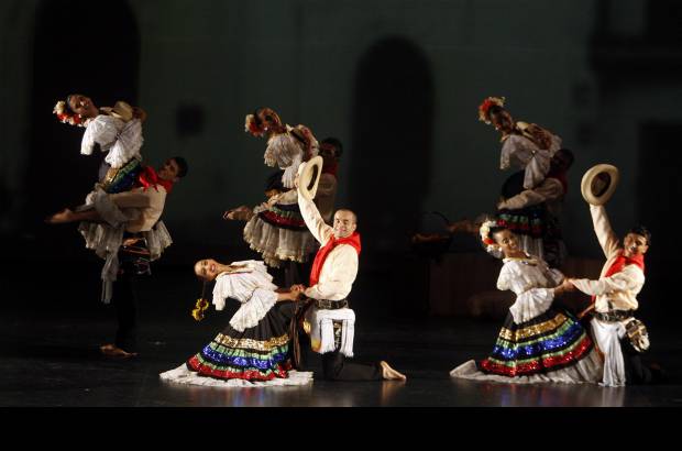 Luis Eduardo Noriega - Para complementar el trabajo de los bailarines y m&#250;sicos, el espect&#225;culo cuenta adem&#225;s con dos pantallas gigantes.