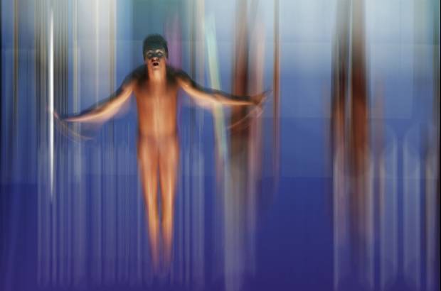 Reuters - Adam Pretty ganó en Deportes con esta imagen de Thomas Daley, de Gran Bretaña, quien compite en el preliminar de tres metros hombres en trampolín, durante los Juegos Olímpicos de la Juventud en Toa Payoh, Singapur.