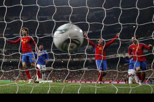 Reuters - Un gol de David Silva a cinco minutos del final dio al vigente campe&#243;n del mundo la victoria 1-0 sobre Colombia en el primer partido de 2011 para los espa&#241;oles y colombianos.