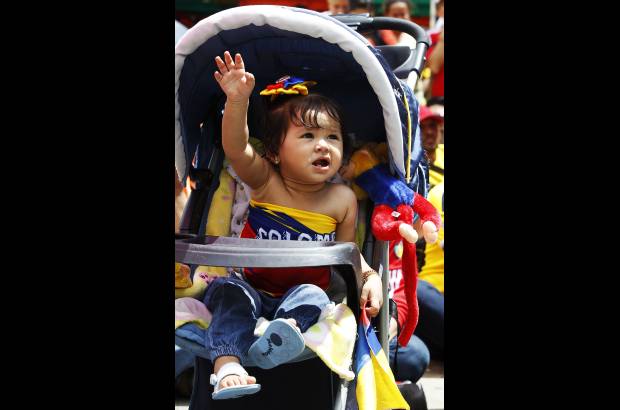 FOTOS JAIME P&#201;REZ - Ni&#241;os, j&#243;venes y adultos con sus caras pintadas de amarillo, azul y rojo,...