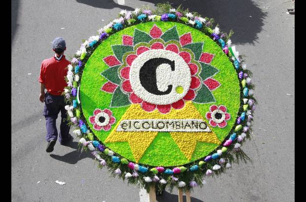 R&#243;binson S&#225;enz - El Colombiano no se qued&#243; atr&#225;s y como es tradici&#243;n particip&#243; del Desfile. Aqu&#237; la silleta.