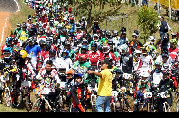 Jaime P&#233;rez - Cientos de peque&#241;os y j&#243;venes hicieron parte de la fiesta del bicicr&#243;s en la nueva pista Ram&#243;n Hoyos Vallejo.