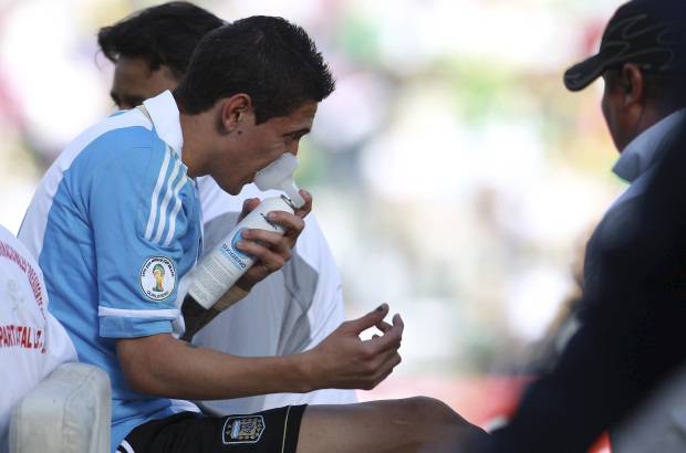 AP - La entrega de &#193;ngel Di Mar&#237;a sobre el terreno de juego, hizo que el jugador tuviera que recibir ox&#237;geno en algunos pasajes del partido.