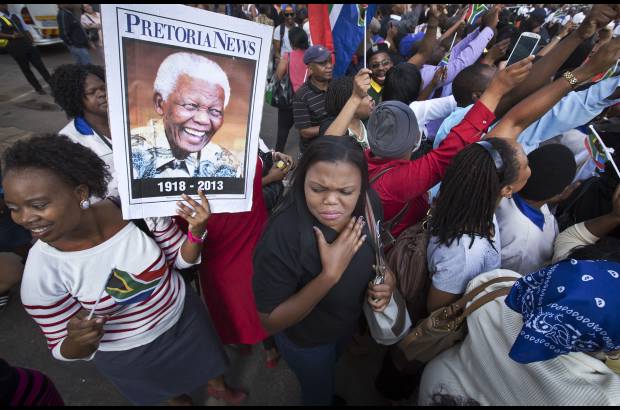 AP - Miles de personas hicieron fila durante varias horas para ver el cuerpo de Nelson Mandela en Pretoria, la capital sudafricana.
