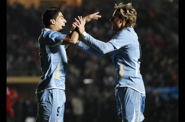Reuters - Luis Su&#225;rez y Diego Forl&#225;n inquietaron el arco de los peruanos. Ac&#225; los dos celebran el gol que marc&#243; Su&#225;rez y que signific&#243; el empate para los charr&#250;as.