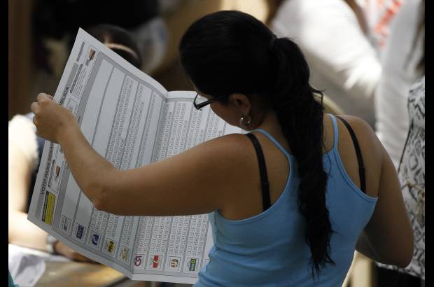 Donaldo Zuluaga - En el Palacio de Exposiciones, las mujeres ejercieron su derecho al voto en las diferentes mesas que estuvieron dispuestas para las elecciones al Senado, C&#225;mara y Parlamento Andino.