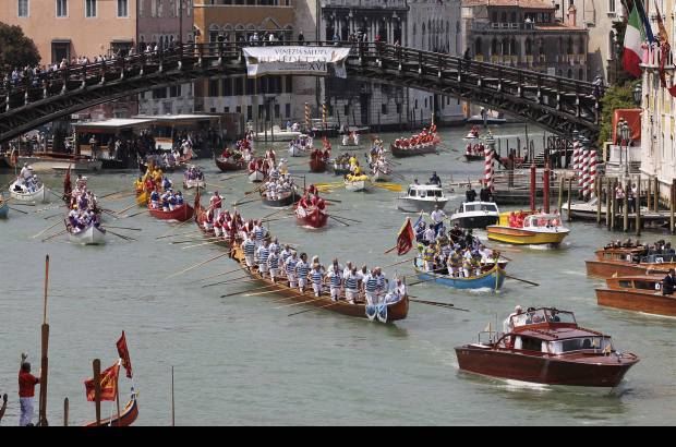 Reuters - Fue un breve trayecto que lo llev&#243; desde el muelle de la Plaza de San Marcos hasta la Bas&#237;lica de Santa Mar&#237;a de la Salud, en uno de los &#250;ltimos actos de su visita a la Ciudad de los Canales.