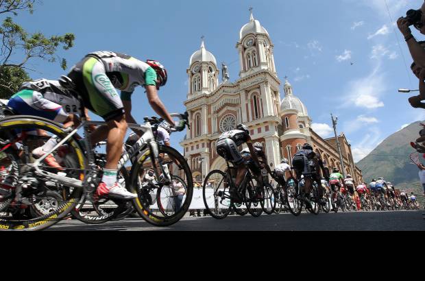 Foto Jaime Pérez - La llegada fue masiva y el lote entró a pocos segundos de Roldán.