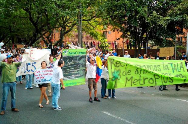 - Los opositores del proyecto recibieron el apoyo masivo de los conductores que se transportaban por la Avenida El Poblado.