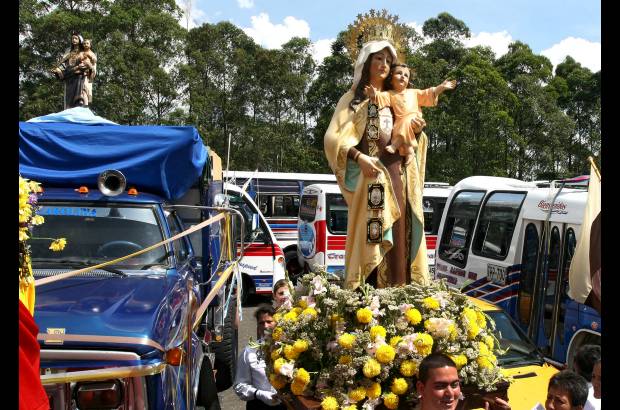 Juan Antonio S&#225;nchez - Con mucha fe los conductores rinden cada a&#241;o tributo a la Virgen del Carmen.