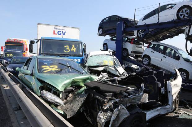 AP - Una vista de algunos de los veh&#237;culos afectados por este accidente m&#250;ltiple en Kent, Inglaterra.
