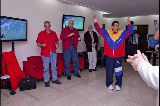 Reuters - El presidente de Venezuela, Hugo Ch&#225;vez, desde la distancia celebr&#243; el triunfo del seleccionado vinotinto.