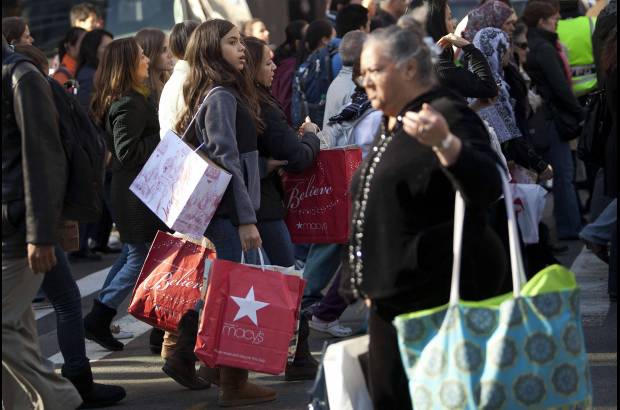 Reuters - Pese a esos incidentes, esta jornada -que recibe el nombre de &quot;black friday&quot; porque es el d&#237;a del a&#241;o en que los comerciantes suelen volver a escribir en negro en sus libros de contabilidad y por lo tanto a tener ganancias- se desarrolla de manera general de forma tranquila y con millones de compradores a la caza de las gangas.