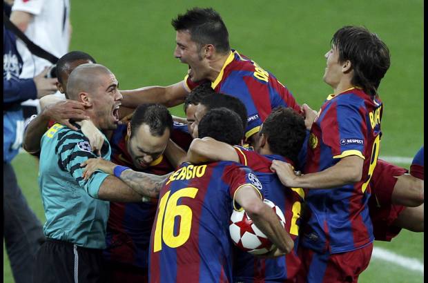 Reuters - Antes del primer gol, Villa en dos ocasiones y el propio Pedro pudieron inaugurar el marcador. Pero la jugada del primer festejo llegó a los 27 minutos y fue una prueba más de las variantes tácticas del Barcelona. Apenas un minuto antes, Guardiola ordenó a Villa y a Pedro intercambiar bandas.