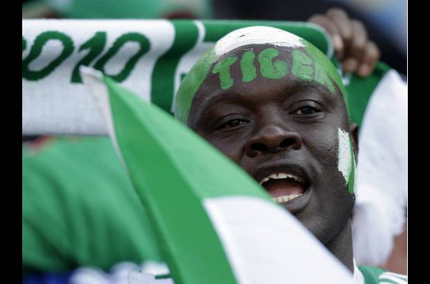 AP - Los hinchas nigerianos también llenaron de color las tribunas del majestuoso escenario.